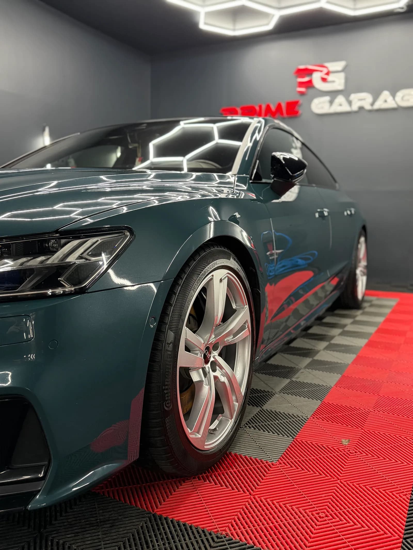 Glänzender Audi Lack nach der Aufbereitung bei Prime Garage Berlin