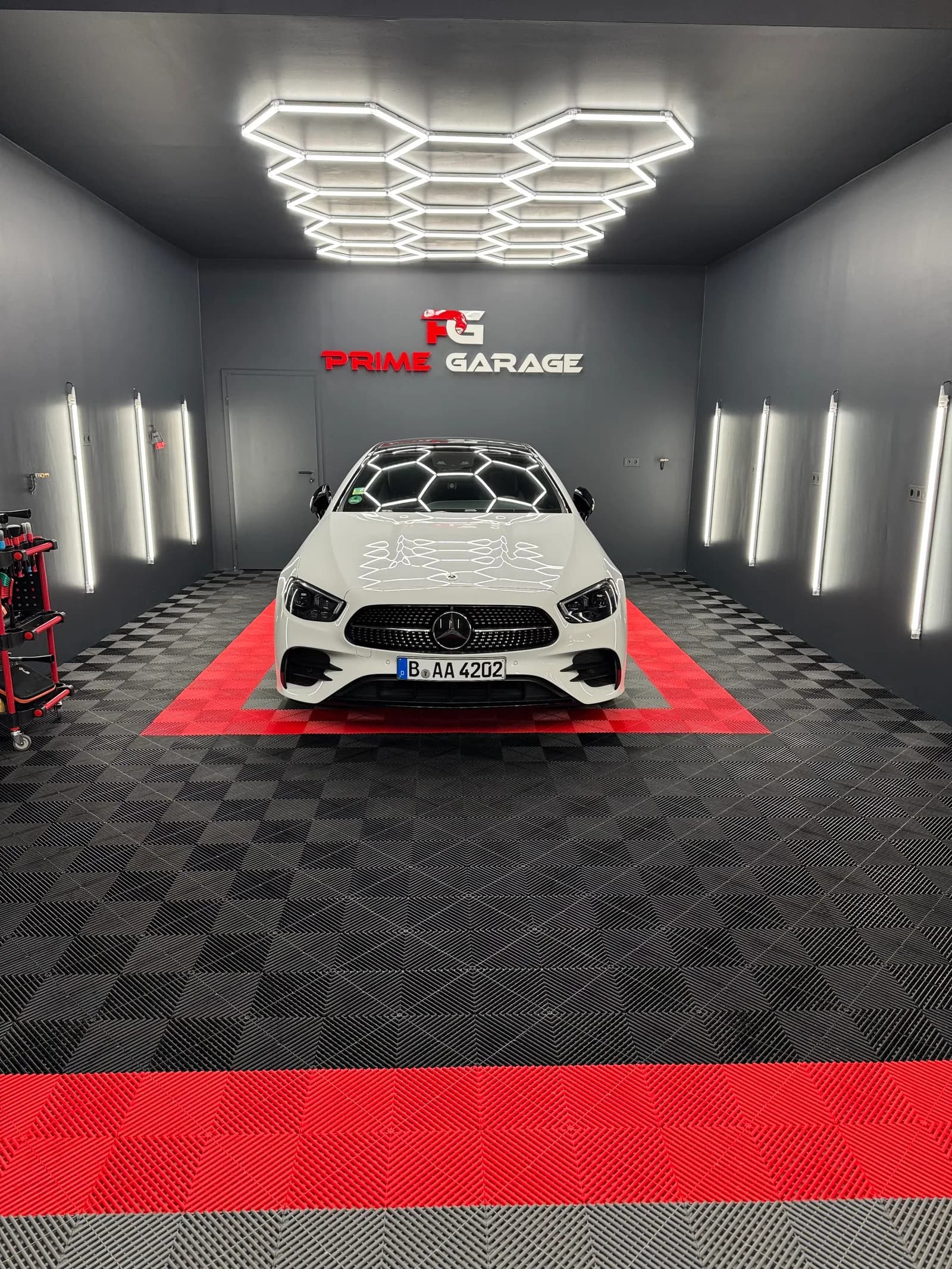 Aufbereiteter weißer Mercedes im Prime Garage Detailing Studio in Berlin