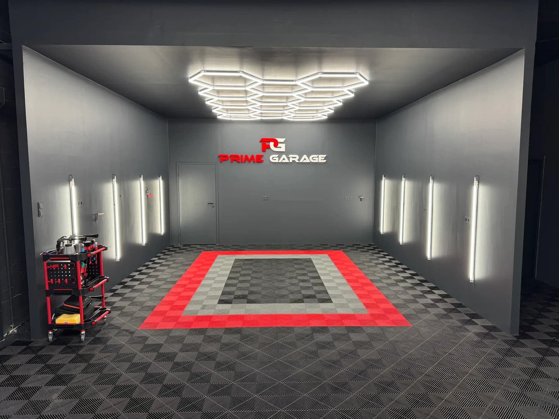 Detailing Studio von Prime Garage Berlin mit professioneller Beleuchtung