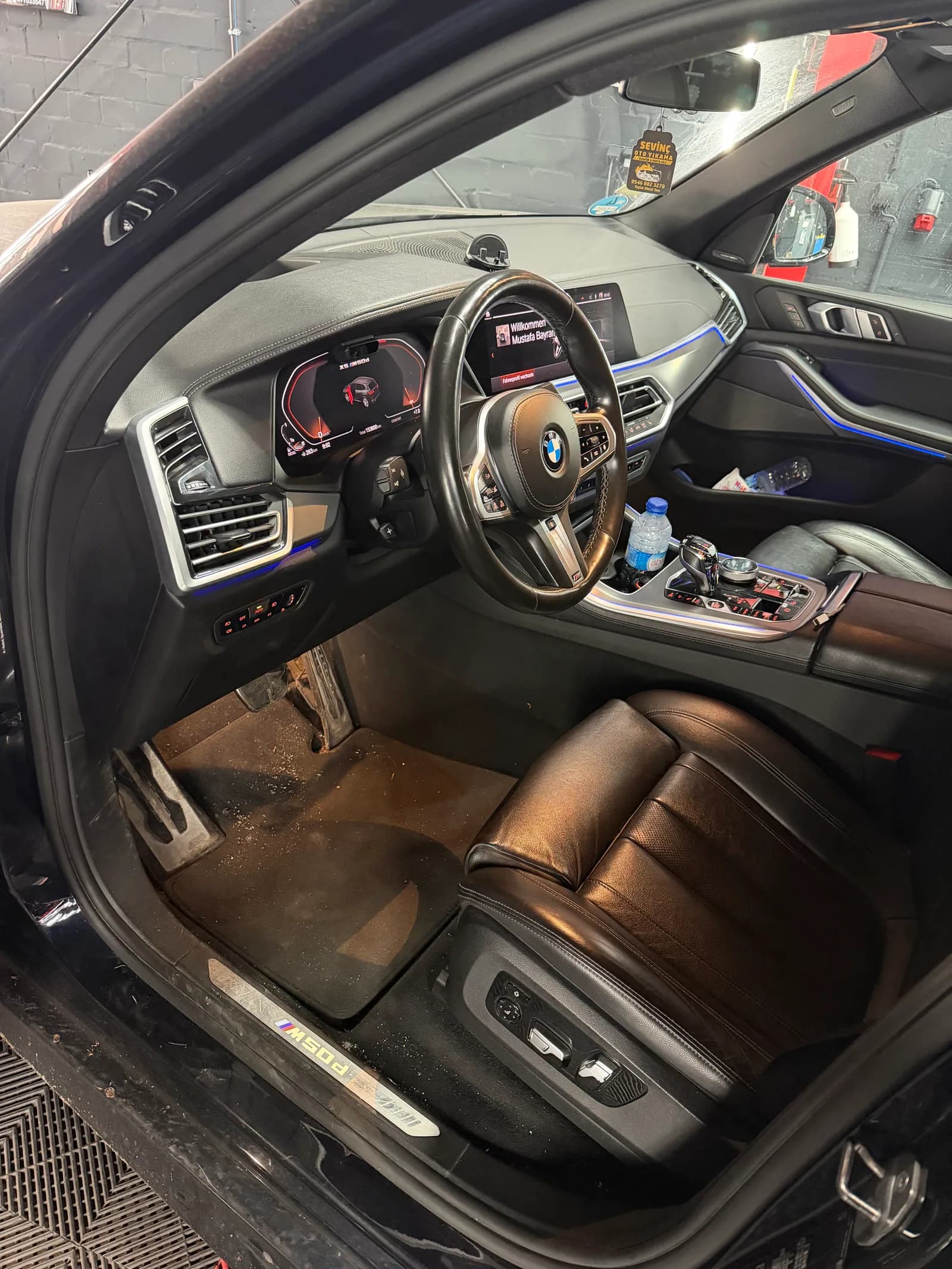 BMW Innenraum vor der Premium-Innenraumreinigung bei Prime Garage Berlin